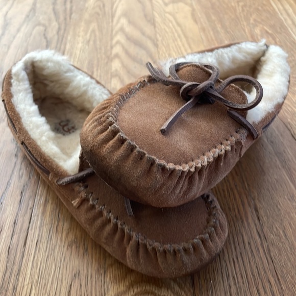 Kids Uggs Slippers - Picture 4 of 4
